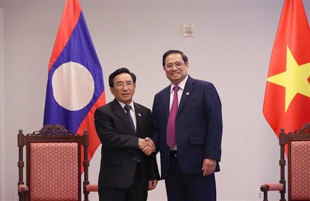Премьер-министр Фам Минь Тьинь имел встречу с премьер-министром Лаоса в США hinh anh 1
