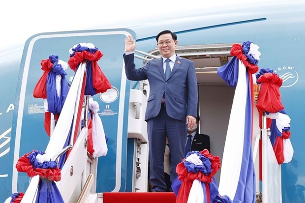 Председатель НС прибыл во Вьентьян, начав официальныи визит в Лаос hinh anh 1