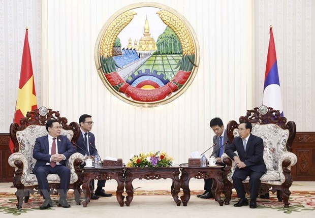 Председатель НС встретился с премьер-министром Лаоса, обсудив меры по укреплению связеи hinh anh 1