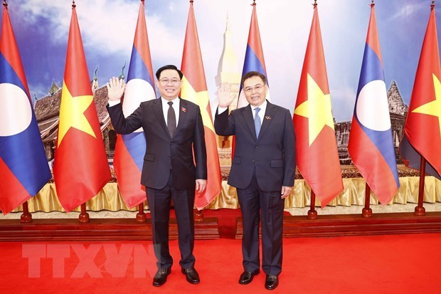 Председатель НС Выонг Динь Хюэ завершил официальныи визит в Лаос hinh anh 1