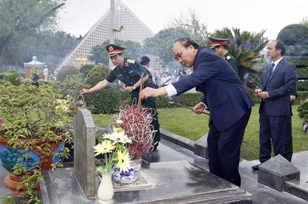 Президент почтил память солдат Дьенбьенфу hinh anh 2