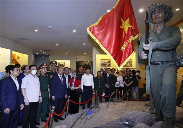 Президент почтил память солдат Дьенбьенфу hinh anh 3