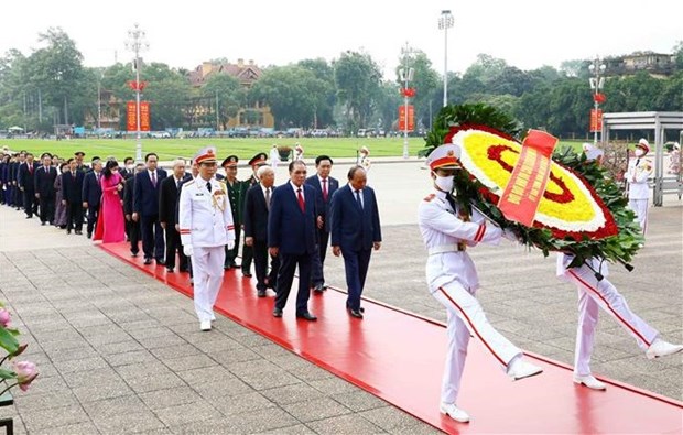 Государственные и партииные руководители отдали дань уважения президенту Хо Ши Мину в годовщину его рождения hinh anh 1