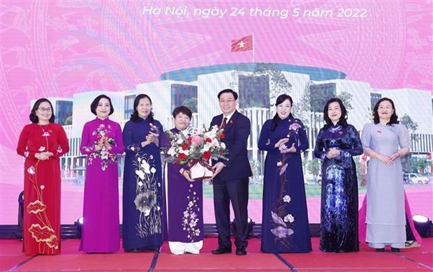 Председатель Национального Собрания высоко оценил вклад женщин-депутатов hinh anh 1