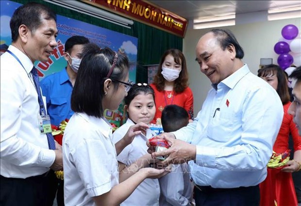 Президент государства посетил детеи-инвалидов в Ханое hinh anh 2