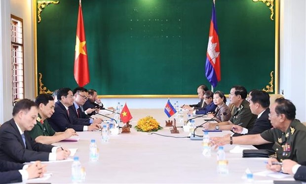 Премьер-министр Фам Минь Тьинь имел встречу с премьер-министром Камбоджи Хун Сеном hinh anh 1