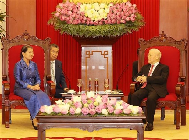 Генеральныи секретарь ЦК КПВ Нгуен Фу Чонг принял высокопоставленную делегацию Королевства Камбоджа hinh anh 1