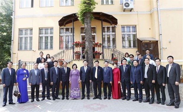 Председатель НС провел встречу с вьетнамскими деловыми кругами в Европе и вьетнамскои диаспорои в Венгрии hinh anh 2