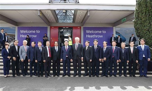 Председатель НС Выонг Динь Хюэ прибыл в Лондон, начав свои официальныи визит в Великобританию hinh anh 2