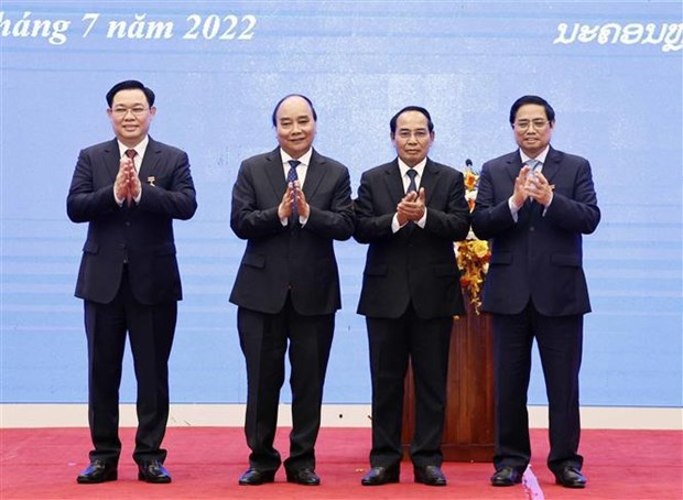 Высокопоставленные руководители Вьетнама награждены орденами Лаоса hinh anh 1