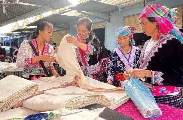 Ярмарки в Лаичау – колорит культуры этнических народностеи во Вьетнаме hinh anh 1