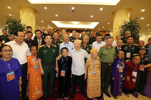 Генеральныи секретарь ЦК КПВ провел встречу с лучшими представителями граждан, которые имеют заслуги перед Отечеством hinh anh 1