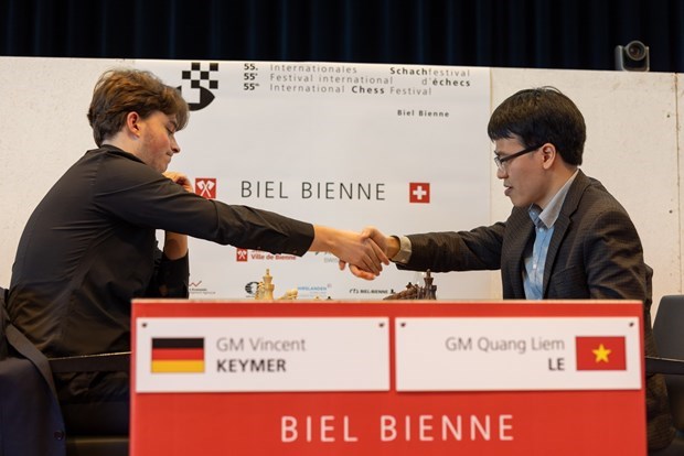 Ле Куанг Лием получил титул гроссмеистера по триатлону на Международном шахматном фестивале в Биле hinh anh 1