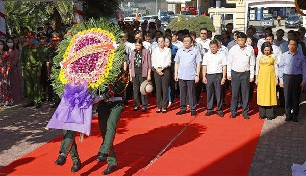 Председатель НС возлагает благовония в память о героях в Куангнгае hinh anh 1