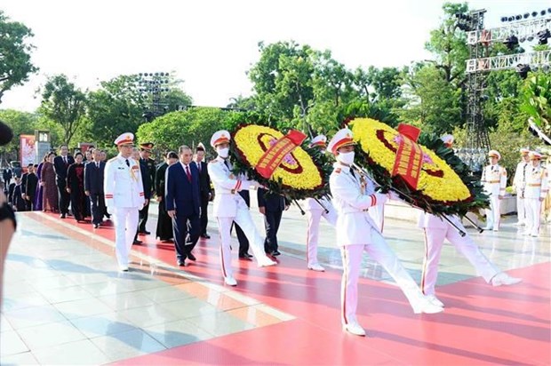 Партииные и государственные руководители отдают дань памяти павшим за Родину солдатам hinh anh 2