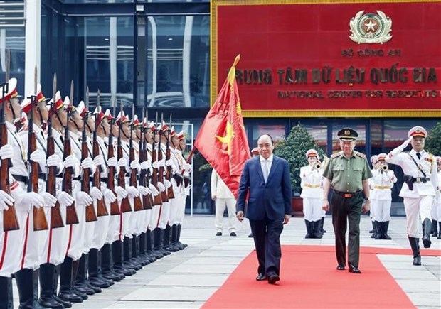 Президент государства высоко оценил самоотверженность героев революции hinh anh 2