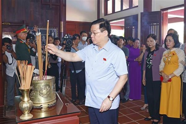 Председатель НС возлагает благовония в память о героях в Куангнгае hinh anh 2