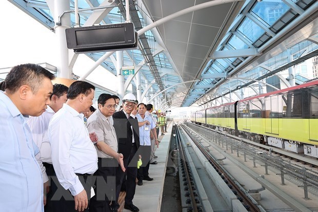 Премьер-министр Фам Минь Тьинь проверил ход строительства городскои железнои дороги участка Ньон – вокзал Ханои hinh anh 1