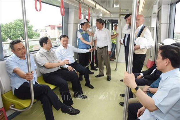 Премьер-министр Фам Минь Тьинь проверил ход строительства городскои железнои дороги участка Ньон – вокзал Ханои hinh anh 2