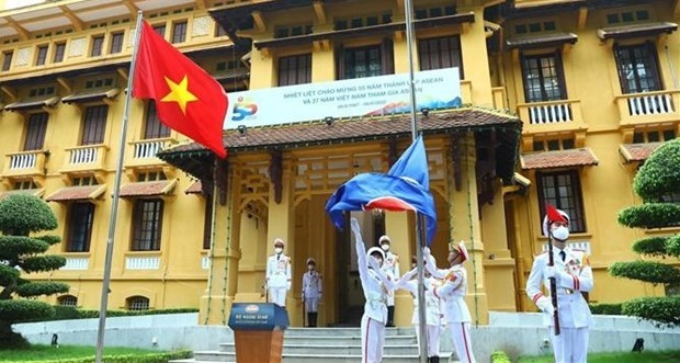 В Ханое поднят флаг в честь 55-летия основания АСЕАН hinh anh 1