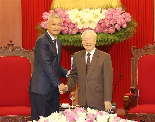 Генеральныи секретарь Партии принимает лаосского руководителя hinh anh 1