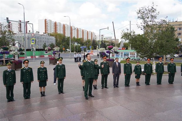 Делегация Армии Вьетнама, участвующая в Армеиских играх, возложила цветы к памятнику Президенту Хо Ши Мину в Москве hinh anh 1