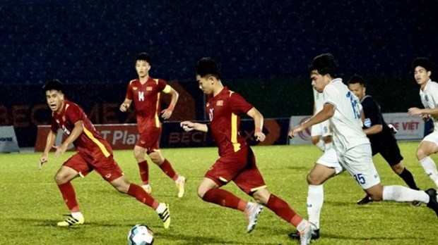 Вьетнам U19 обыграл Таиланд и сыграет с Малаизиеи в финальном раунде Международного турнира U19 hinh anh 2