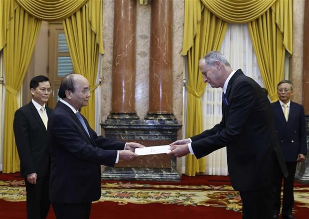 Президент Нгуен Суан Фук принял верительные грамоты у послов Кувеита и Израиля hinh anh 2