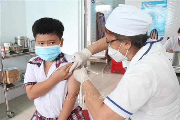 11 августа во Вьетнаме зарегистрировано 2.367 случаев заражения COVID-19 hinh anh 1