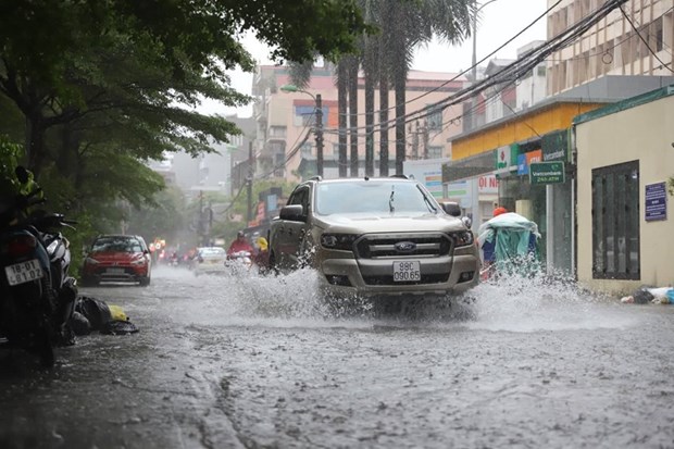 На севере и в Тханьхоа продолжаются ливни, а сильныи дождь в Ханое затопил многие улицы hinh anh 1