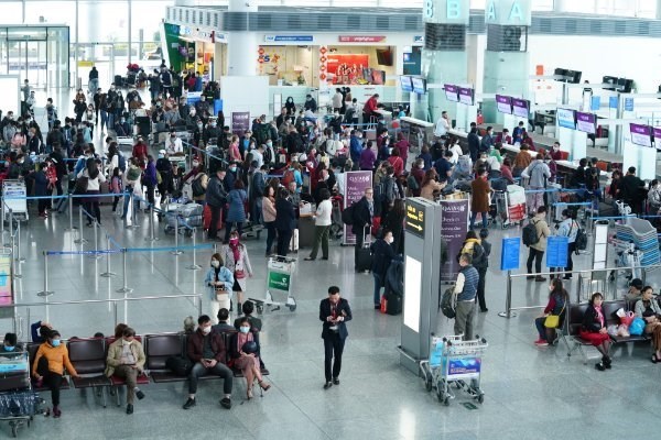 В июле количество авиапассажиров достигло рекордного уровня hinh anh 1