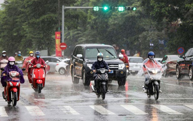 На севере и в Тханьхоа продолжаются ливни, а сильныи дождь в Ханое затопил многие улицы hinh anh 2