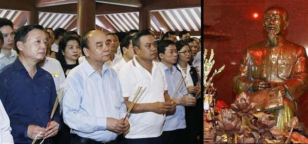 Президент Нгуен Суан Фук почтил память президента Хо Ши Мина hinh anh 1