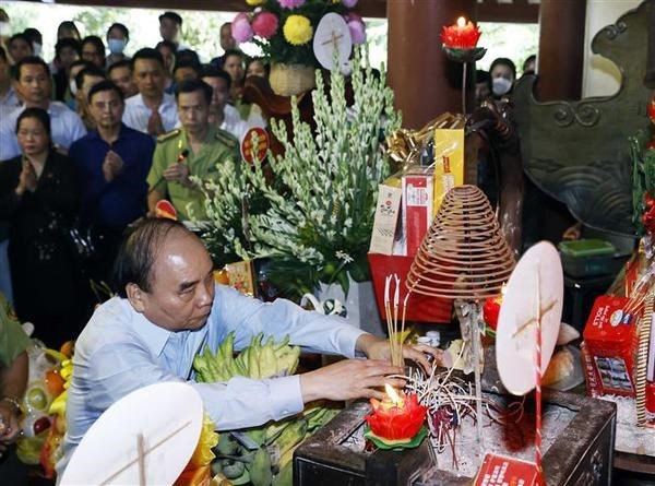 Президент Нгуен Суан Фук почтил память президента Хо Ши Мина hinh anh 2