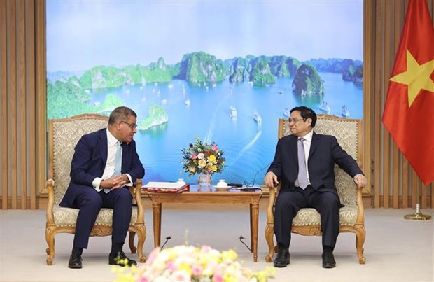 Премьер-министр Фам Минь Тьинь принимает председателя COP26 Алока Кумара Шарму hinh anh 1