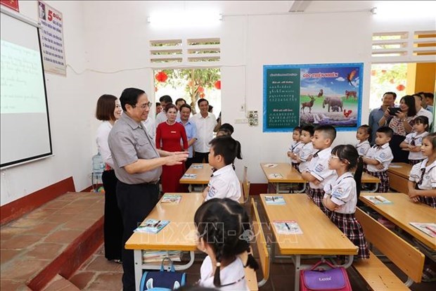 Премьер-министр проинспектировал подготовку к новому учебному году в Футхо hinh anh 1