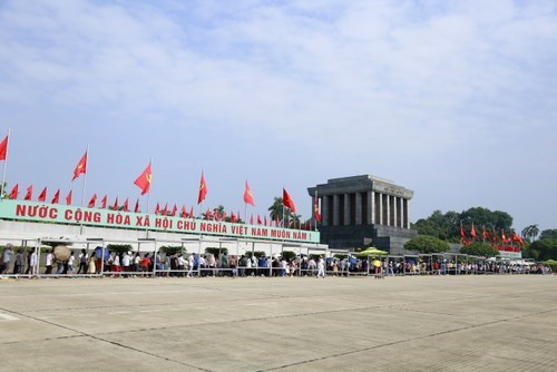 Почти 29.000 человек посетили мавзолеи, чтобы навестить Дядю Хо в День независимости Вьетнама 2 сентября hinh anh 1