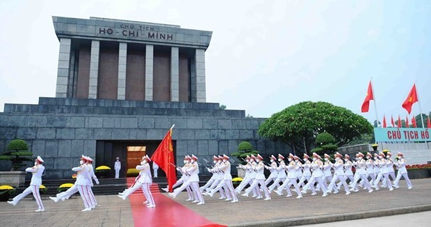 Мавзолеи Хо Ши Мина приветствовал более 73.000 посетителеи по случаю празднования Дня национальнои независимости hinh anh 1