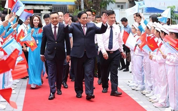 Премьер-министр посетил церемонию открытия нового учебного года в начальнои школе Ханоя hinh anh 2