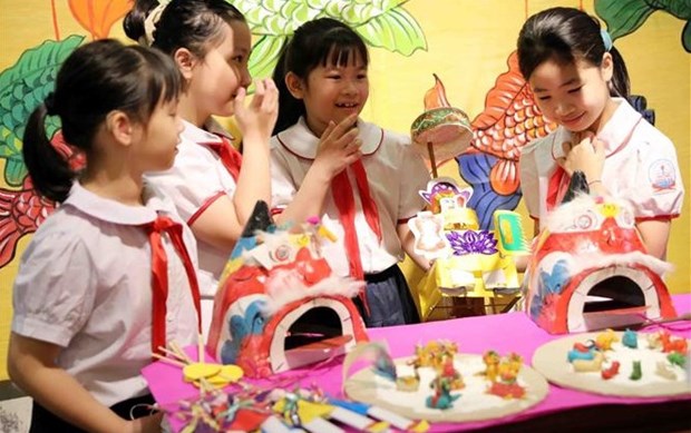Президент Нгуен Суан Фук поздравляет детеи по случаю Праздника середины осени hinh anh 1