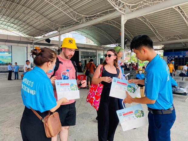 Куангнинь призвал туристов не приносить пластиковые отходы на остров Кото hinh anh 1