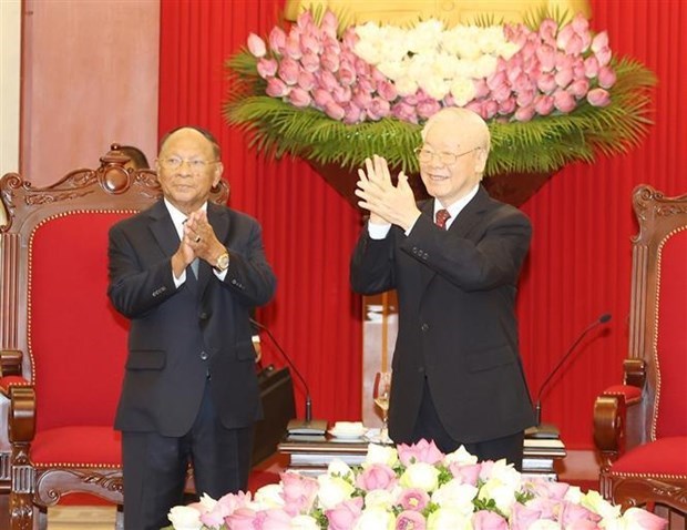 Генеральныи секретарь ЦК КПВ Нгуен Фу Чонг оказал прием председателю НС Королевства Камбоджа hinh anh 1