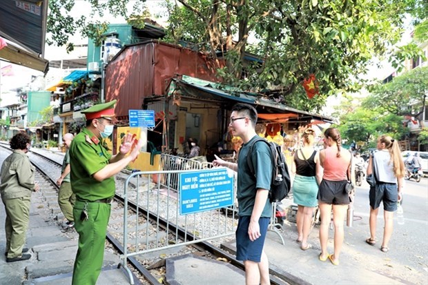 Власти Ханоя начинают принудительно закрывать кофеини на железнодорожных путях hinh anh 1