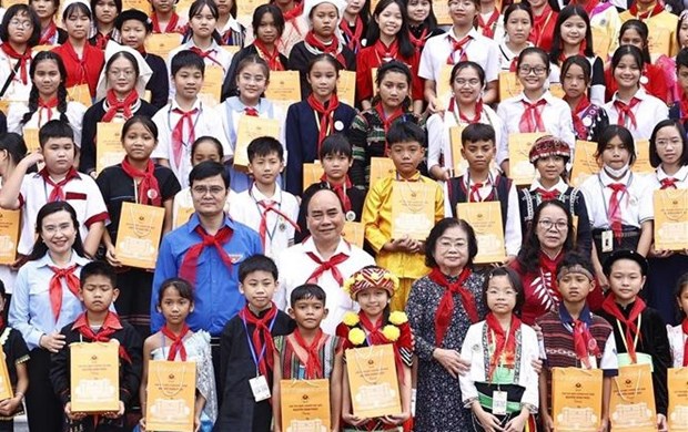 Президент похвалил преуспевающих детеи из этнических групп hinh anh 1
