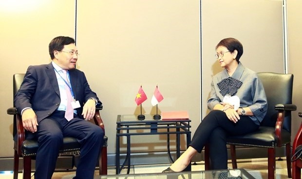 Заместитель премьер-министра встретился с иностранными официальными лицами, чтобы продвигать связи Вьетнама с партнерами hinh anh 1