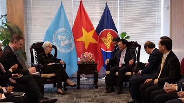Заместитель премьер-министра встретился с иностранными официальными лицами, чтобы продвигать связи Вьетнама с партнерами hinh anh 2