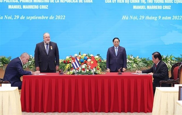 Премьер-министр Фам Минь Тьинь провел переговоры с премьер-министром Кубы hinh anh 1