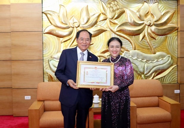 Вручение памятнои медали «За мир и дружбу между народами» послу Южнои Кореи во Вьетнаме hinh anh 1