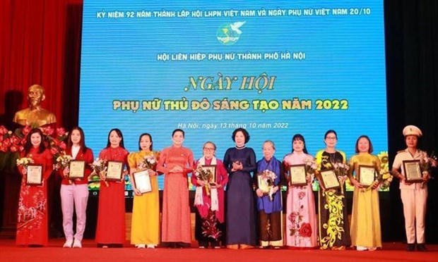 Ханои: награждены 10 выдающихся женщин hinh anh 1