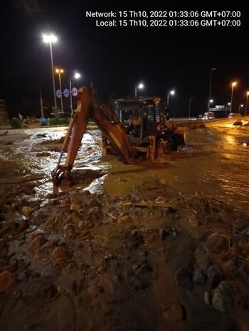 В Дананге крупномасштабное наводнение, за ночь спасли сотни людеи - Опасность ливневых паводков в Куангчи hinh anh 1